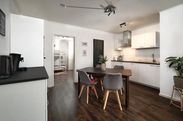 Modern dining area with table for four at Mumo's Inn TLA in Landstuhl